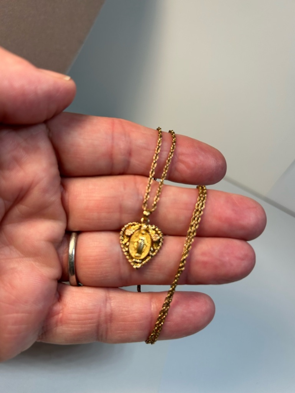Vintage 12 Kt Gold Filled Miraculous Mary Heart Pendant Necklace - Picture 9 of 9